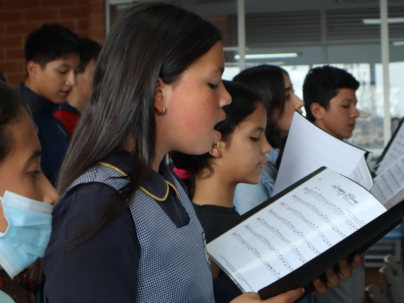EL CORO HIJOS E HIJAS DE LA PAZ LLEVAN UN MENSAJE DE RECONCILIACIÓN A EUROPA.