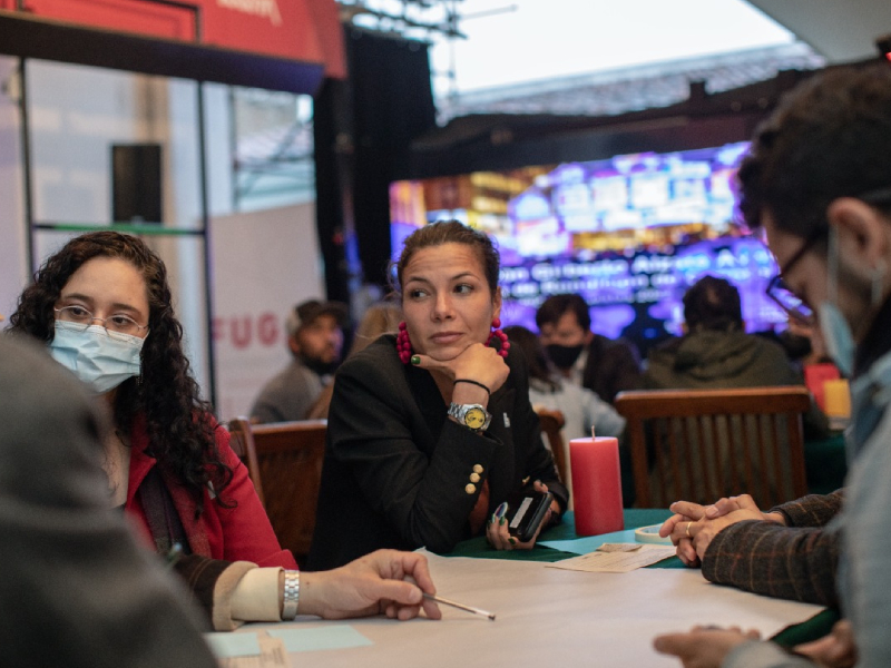 Margarita Díaz escucha atentamente la comunidad