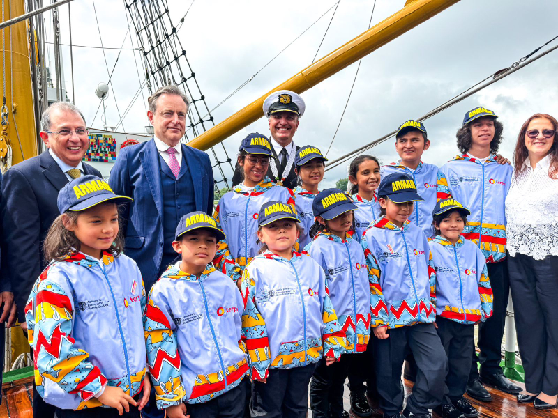 EL BUQUE INSIGNIA GLORIA ARRIBA A AMBERES: UNA CELEBRACIÓN DE PAZ Y RECONCILIACIÓN.